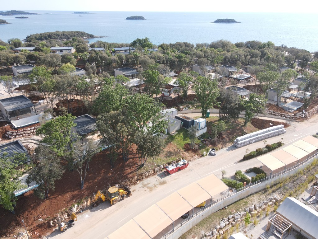 Pobřežní resort — modulární chaty u moře