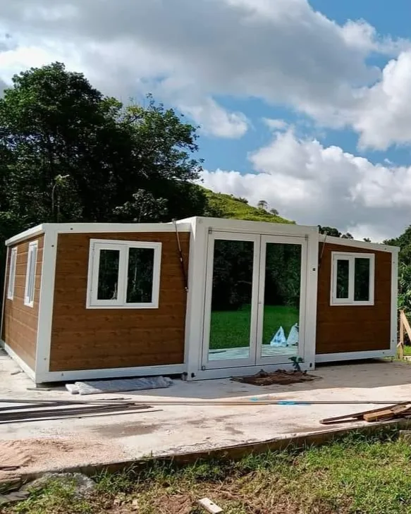 Modulární dům s dřevěnou fasádou a bílým rámem