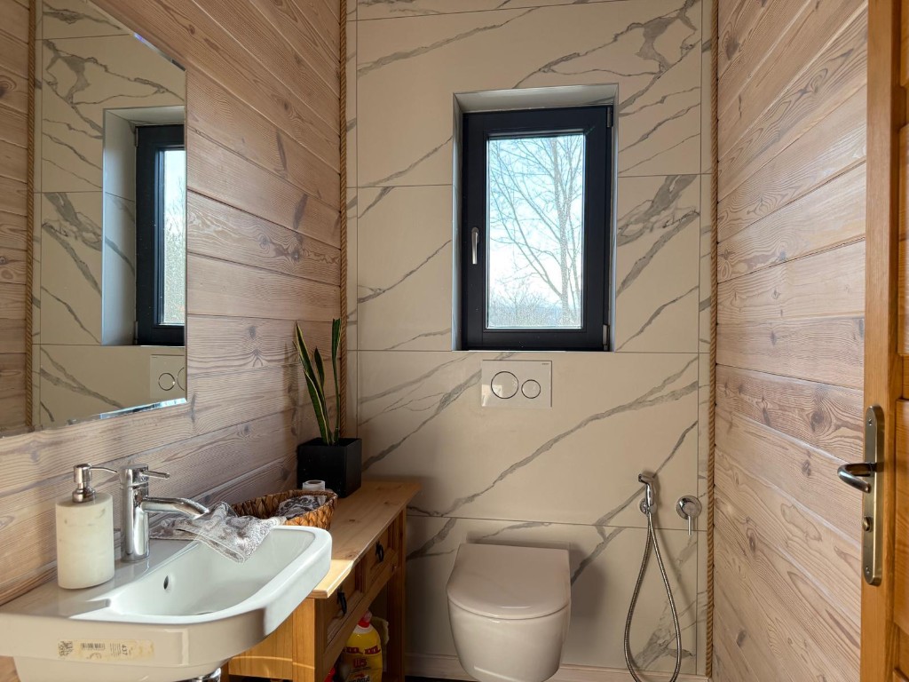 Rekreační chaty s terasami v přírodním prostředí