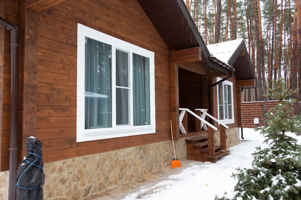 Resort s bazénem — letecký pohled na areál
