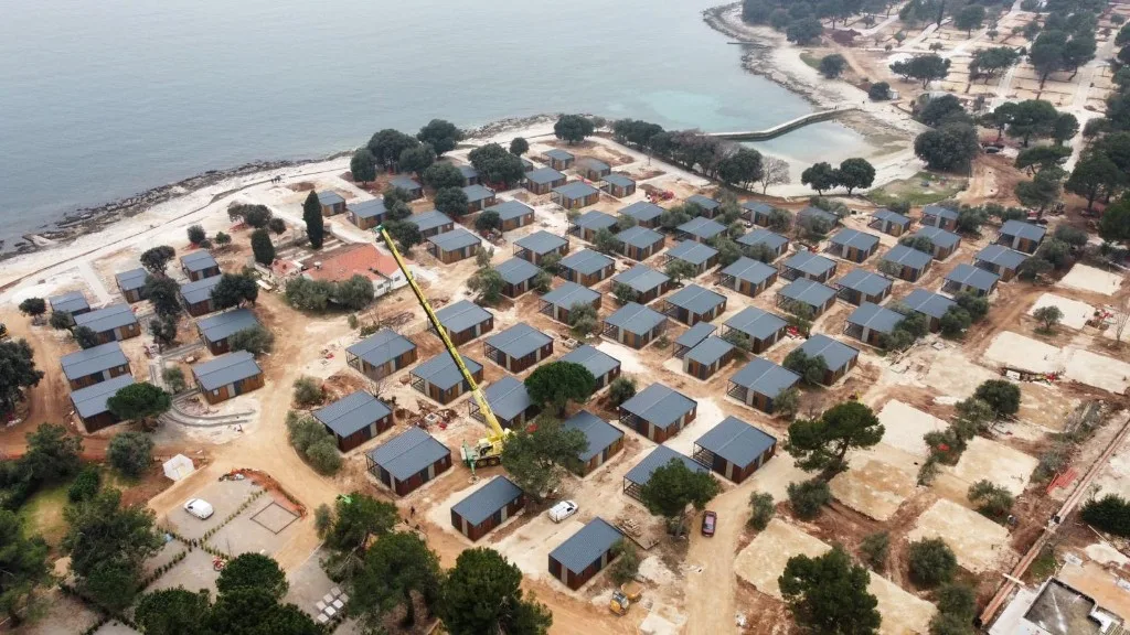 Výstavba areálu — montáž modulárních domů v rekreačním resortu u vody